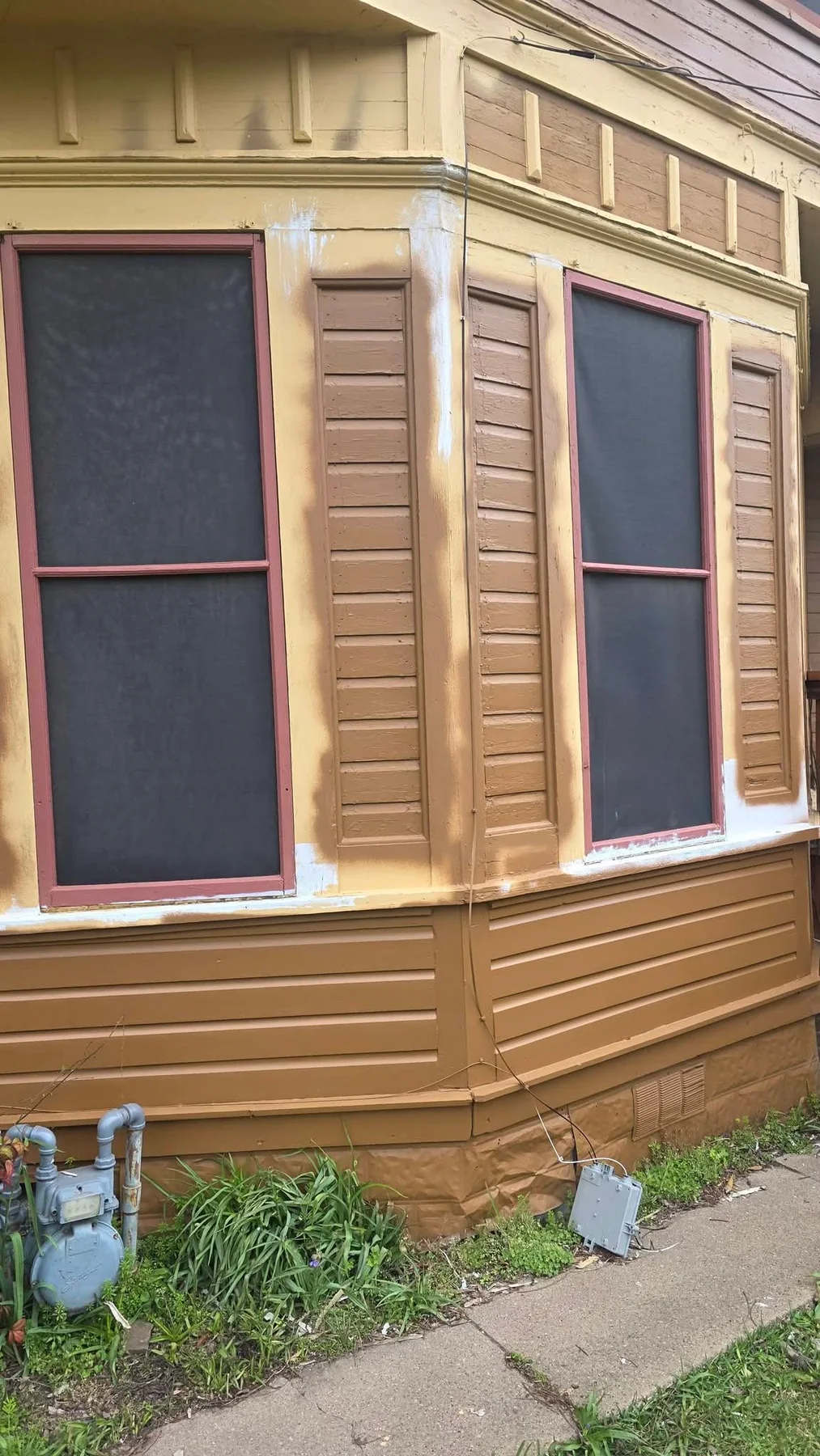 Projecting bay-window section after repairs and during surface preparation